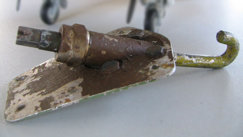 Machine gun and cannon bay door latch assy. Pt No: DHA-B.98316A. 